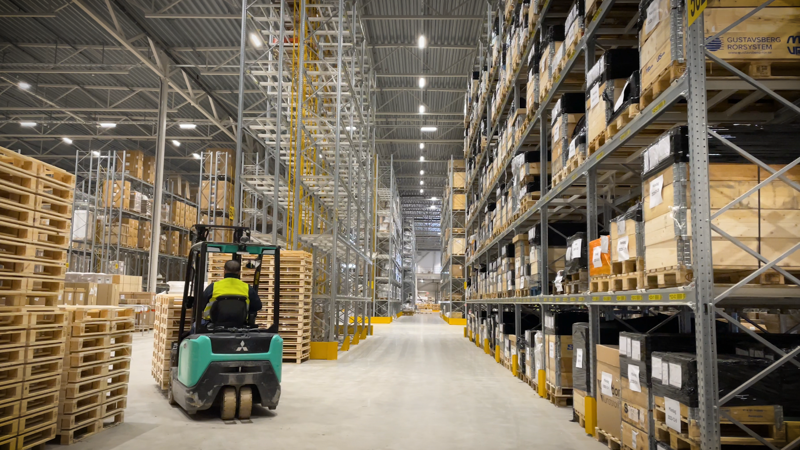 High-bay warehouse at Dahl powered by Astro WMS® for automated warehouse operations