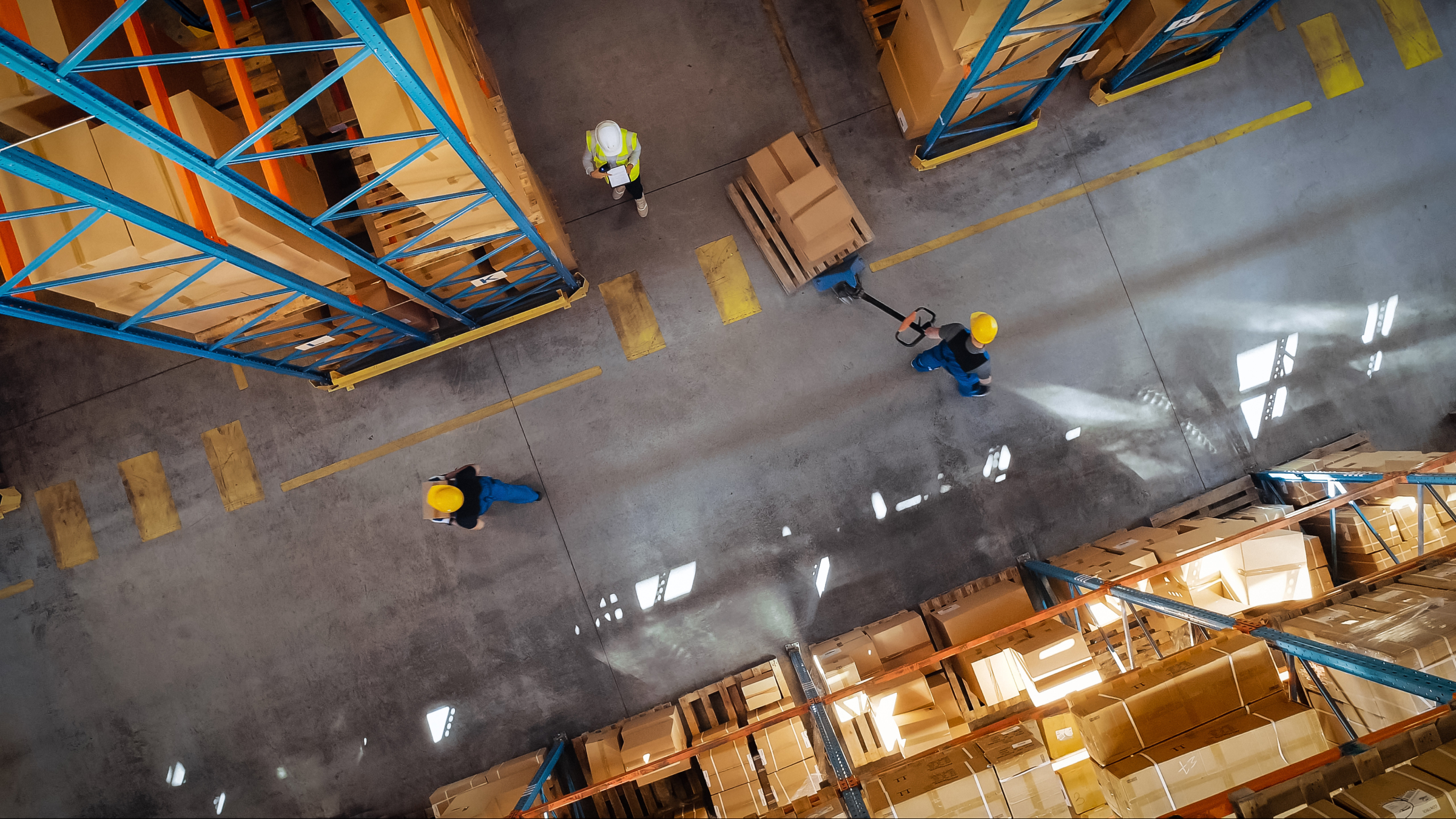 A warehouse seen from above where the warehouse workers work with the last mile logistics concept  